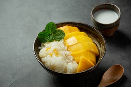 mangue-mure-fraiche-riz-gluant-au-lait-coco-surface-sombre
